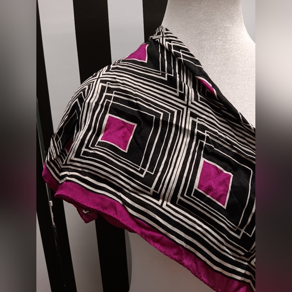 Geometric neck scarf - Picture 2 of 3